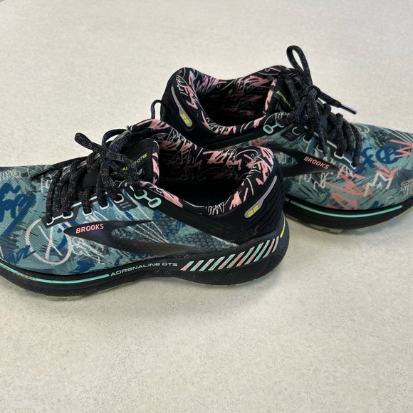 Brooks Adrenaline GTS women’s running shoes in size 8. - Picture 6 of 9